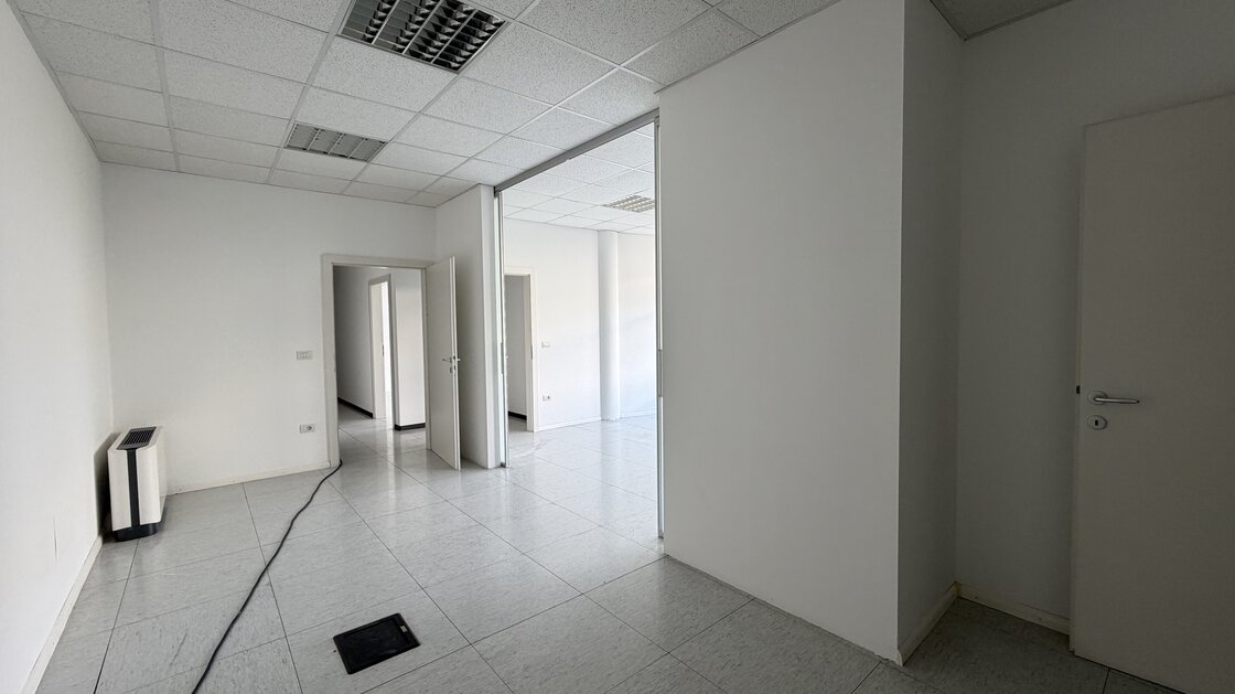 Großes Büro im 2. Stock