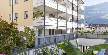 Neuwertige Dreizimmerwohnung mit Privatgarten in zentraler Lage