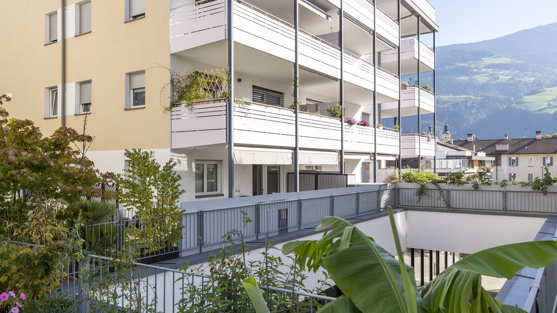 Neuwertige Dreizimmerwohnung mit Privatgarten in zentraler Lage