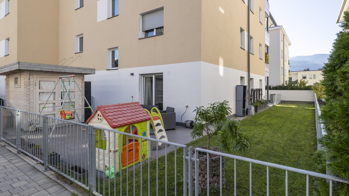 Neuwertige Dreizimmerwohnung mit Privatgarten in zentraler Lage