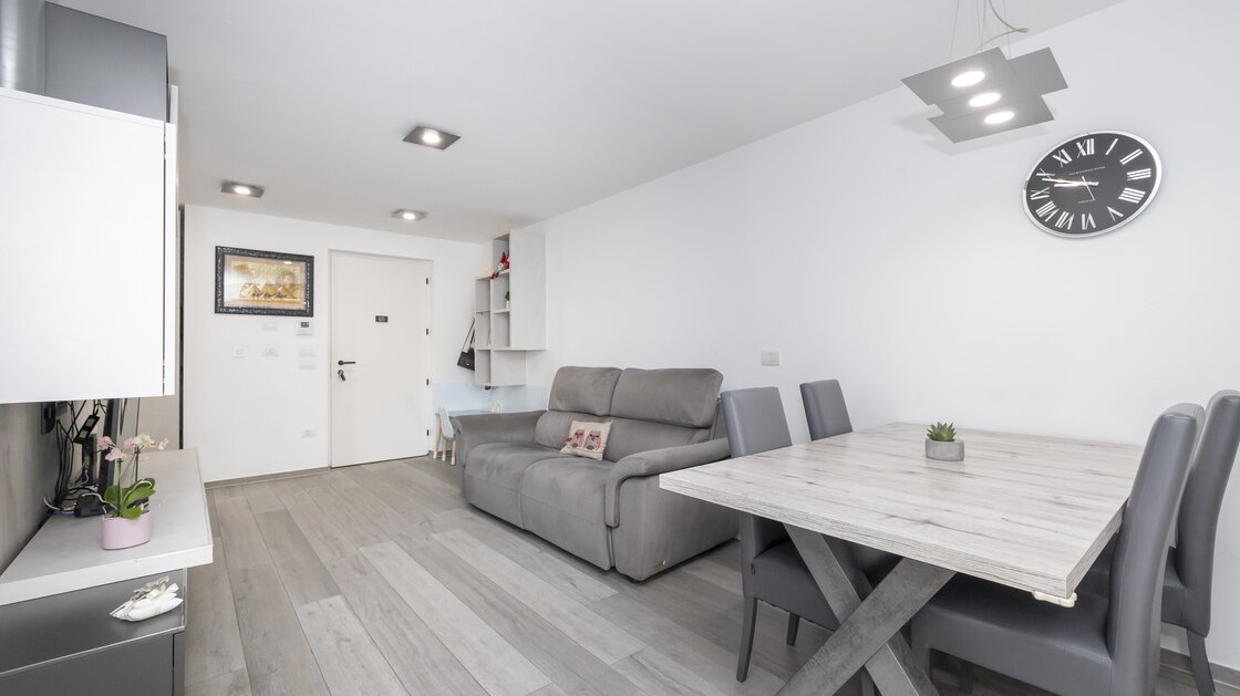 Neuwertige Dreizimmerwohnung mit Privatgarten in zentraler Lage