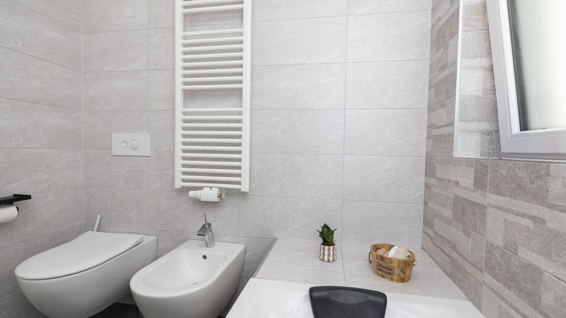 Neuwertige Dreizimmerwohnung mit Privatgarten in zentraler Lage