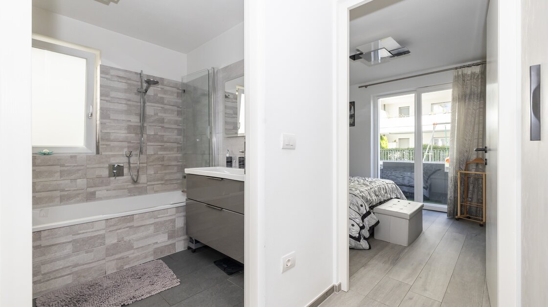 Neuwertige Dreizimmerwohnung mit Privatgarten in zentraler Lage