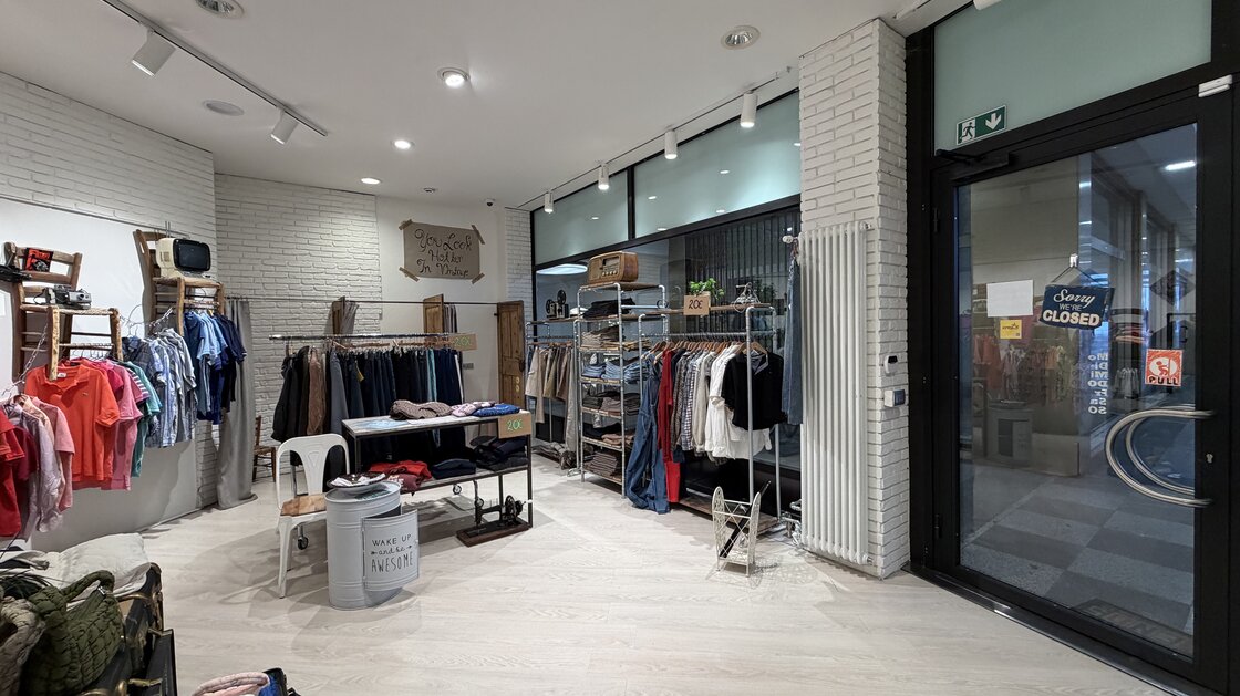 Greifgalerie: Geschäftslokal mit großen Schaufenstern