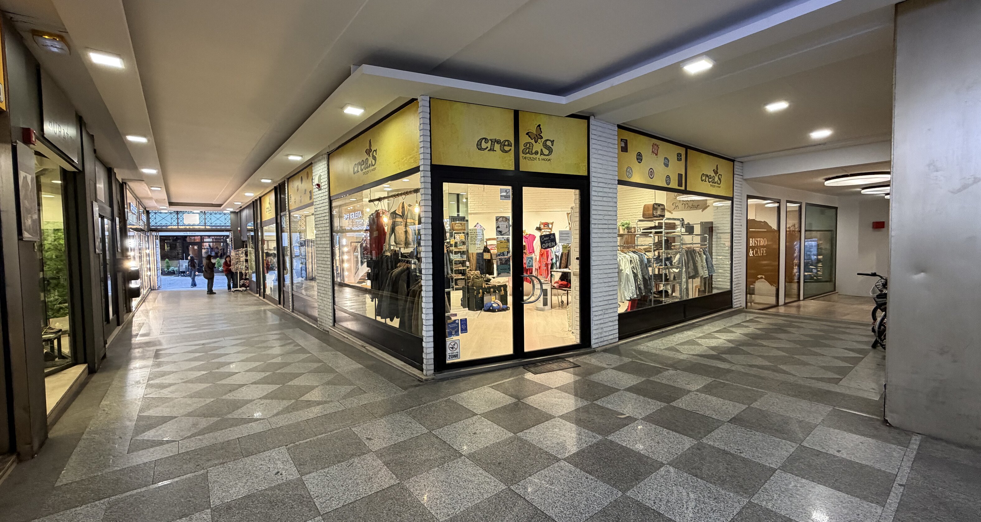 Galleria Greif: Affittasi negozio con ampie vetrine