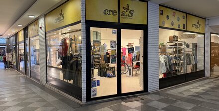 Greifgalerie: Geschäftslokal mit großen Schaufenstern