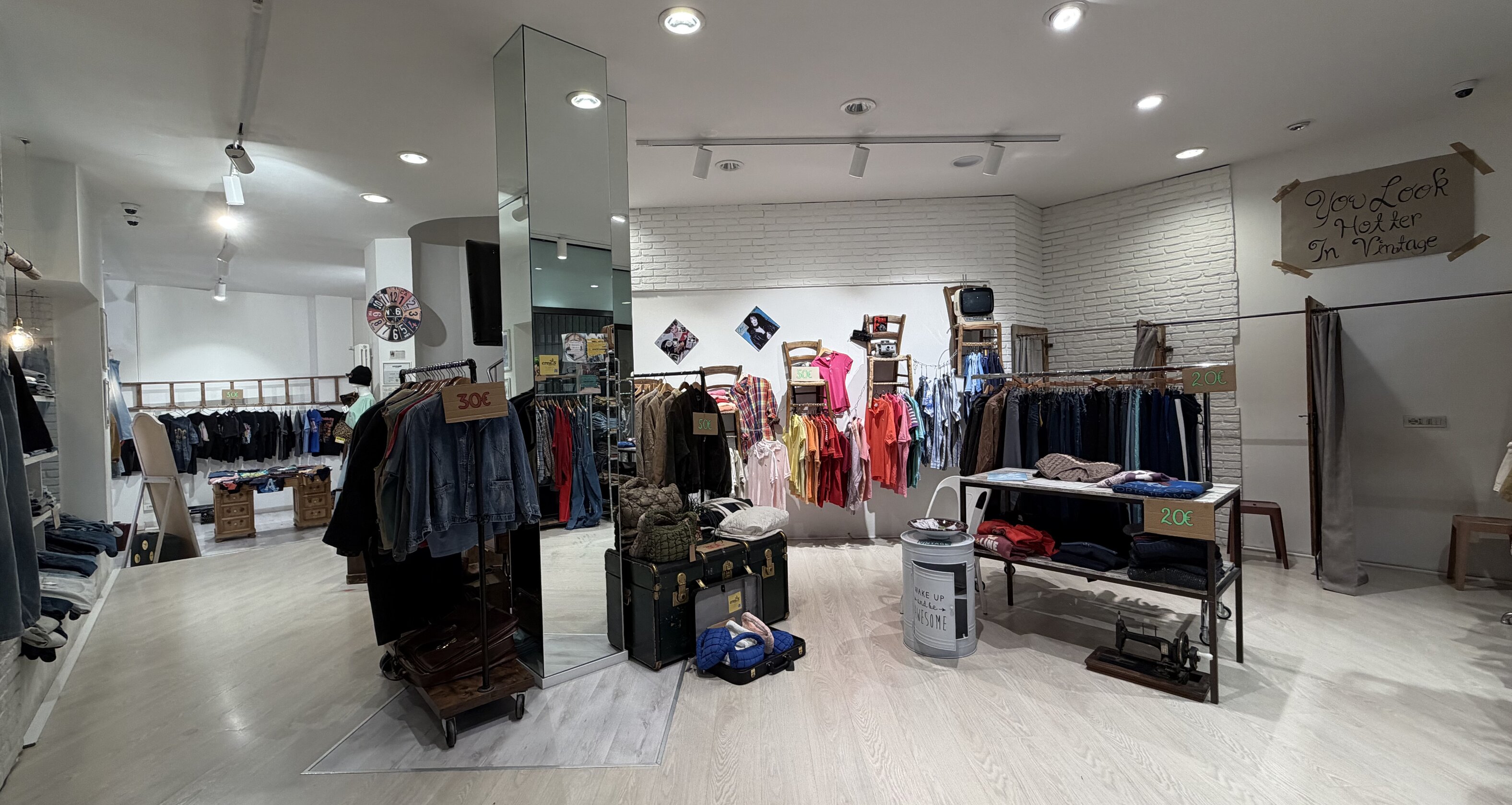 Galleria Greif: Affittasi negozio con ampie vetrine