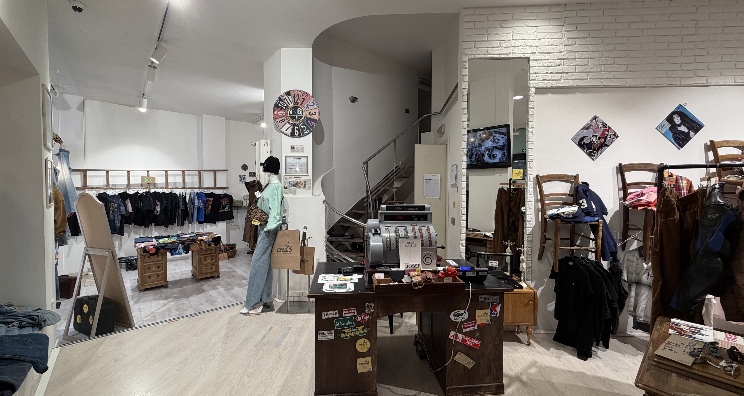 Galleria Greif: Affittasi negozio con ampie vetrine