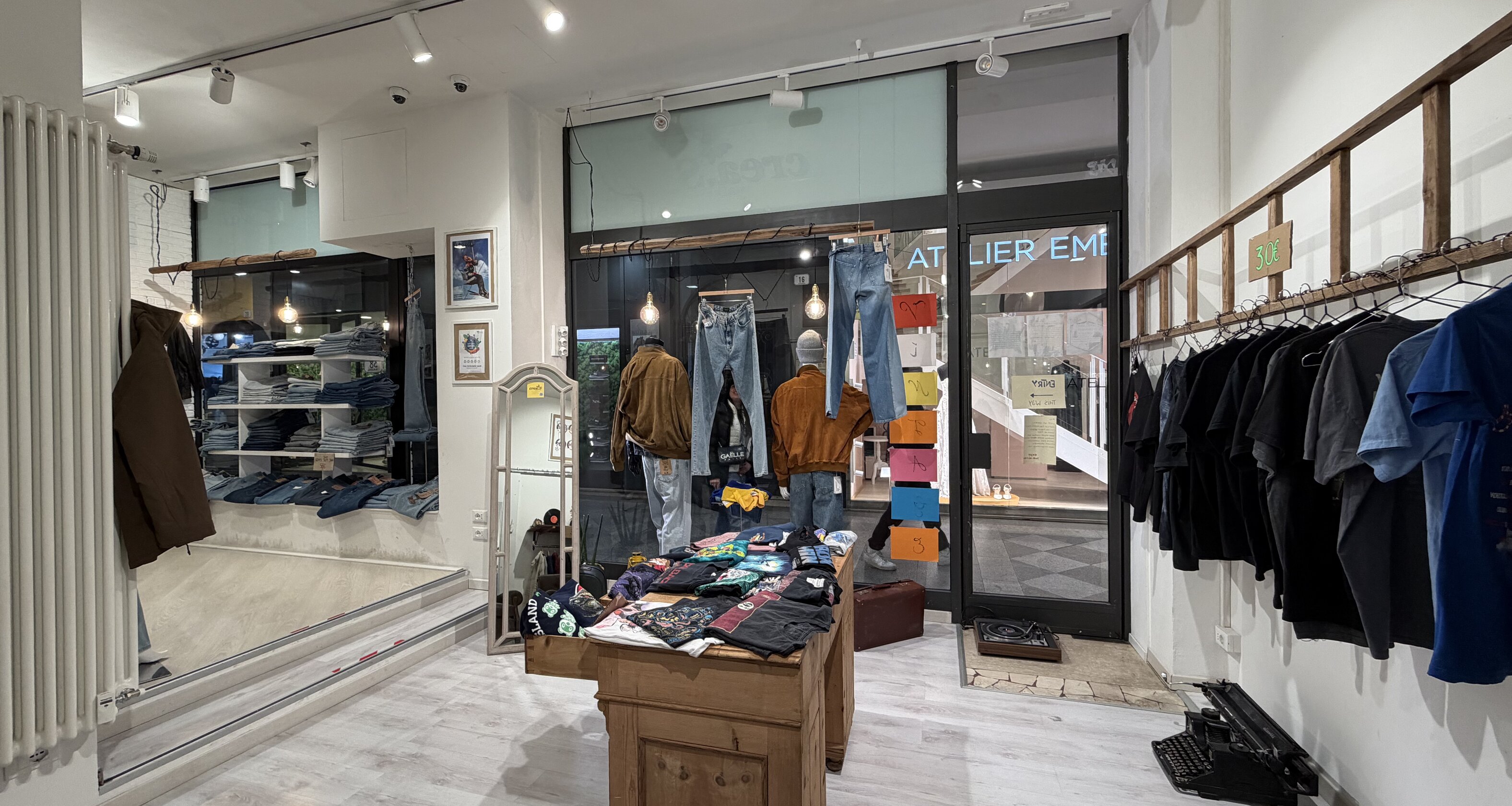 Galleria Greif: Affittasi negozio con ampie vetrine