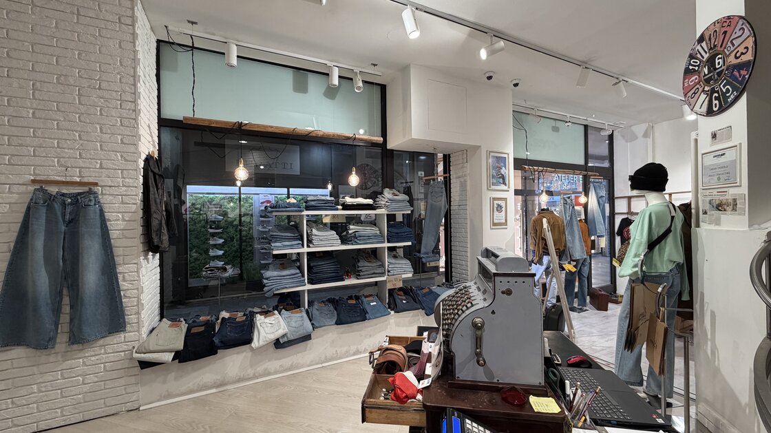 Greifgalerie: Geschäftslokal mit großen Schaufenstern
