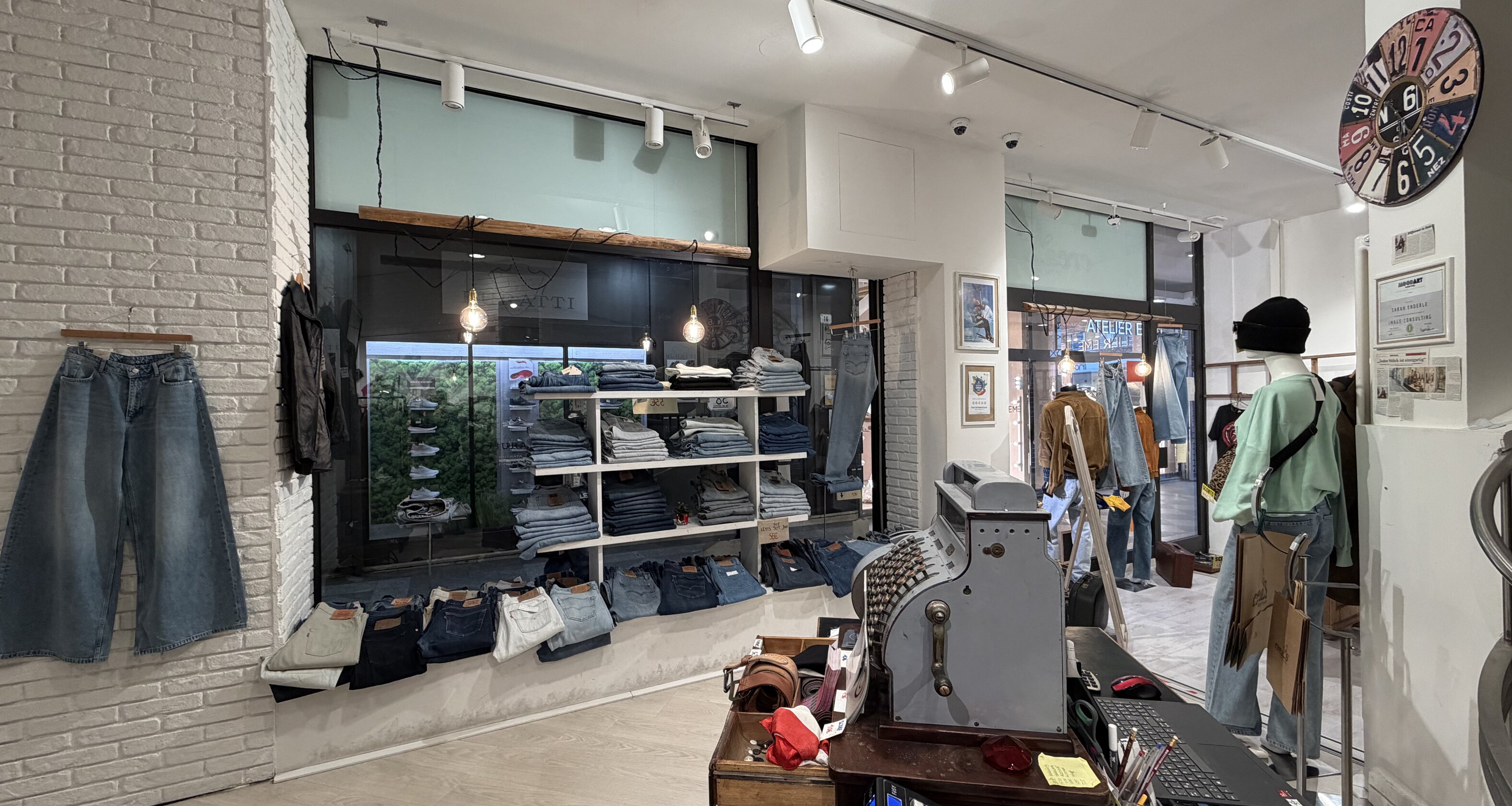 Galleria Greif: Affittasi negozio con ampie vetrine