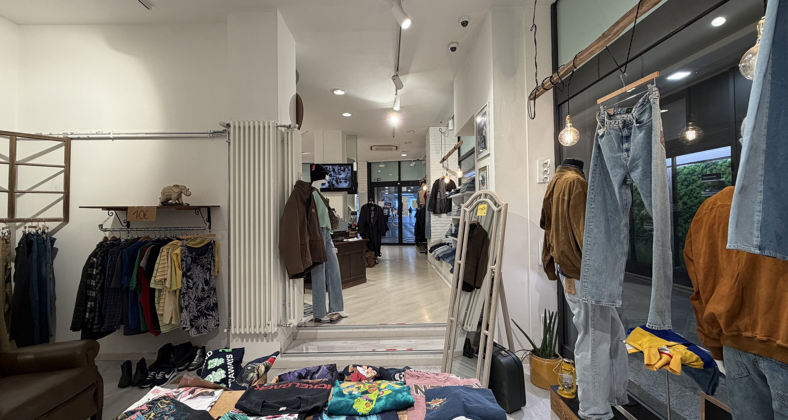 Galleria Greif: Affittasi negozio con ampie vetrine