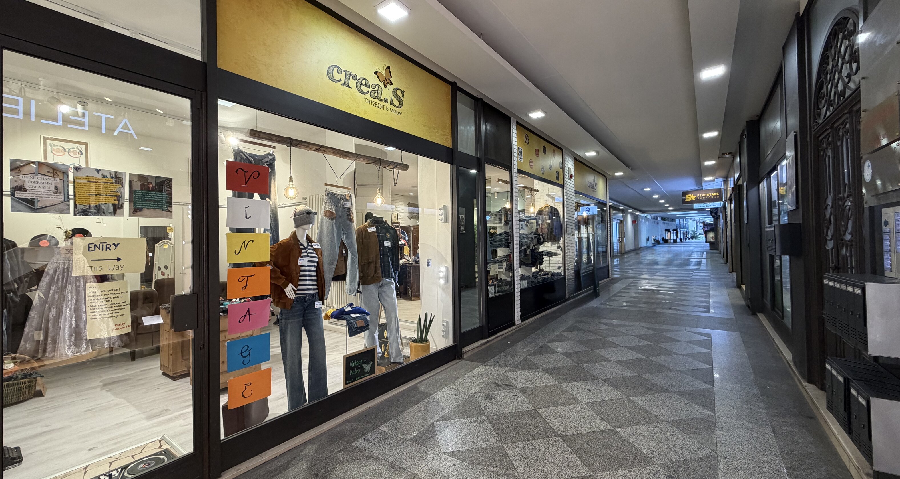 Galleria Greif: Affittasi negozio con ampie vetrine