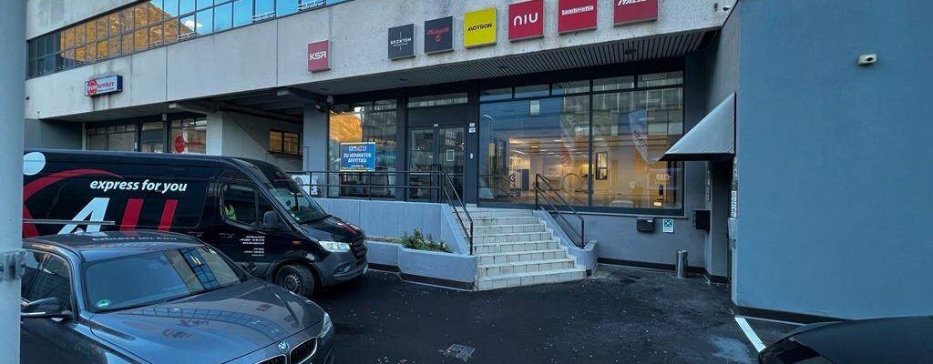 Bolzano industrial zone: Large storage unit with parking spaces