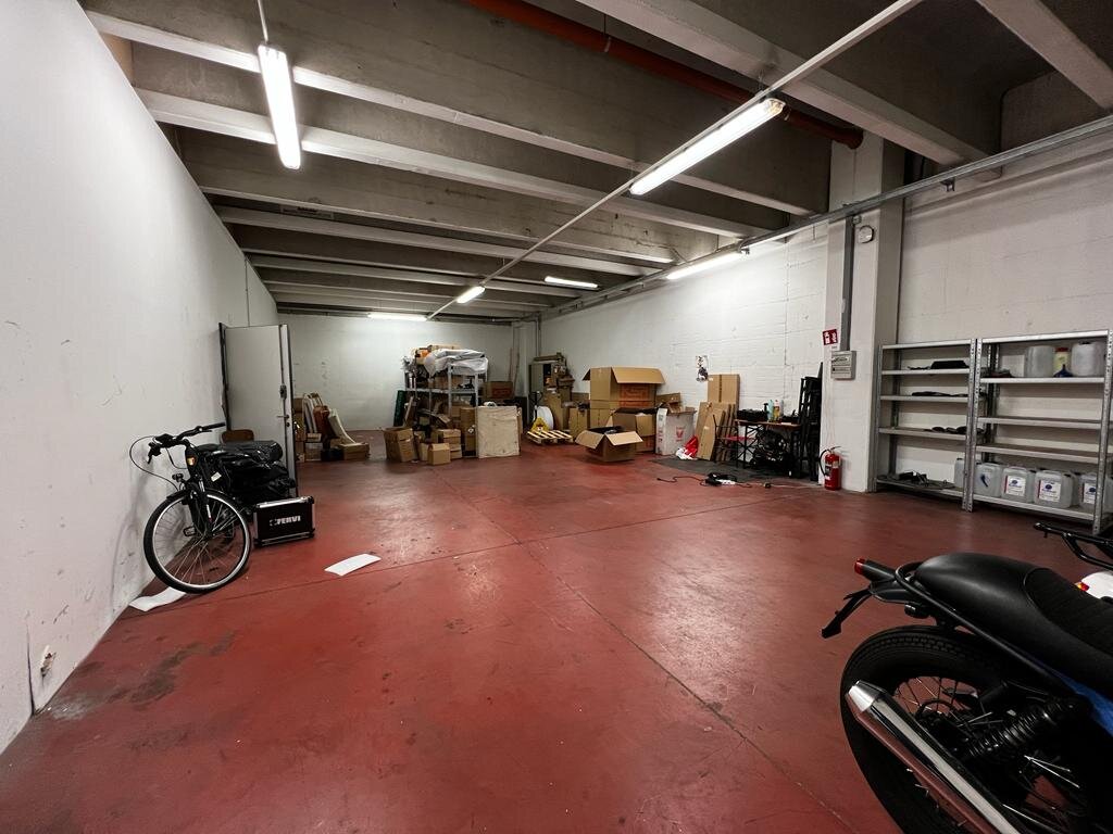 Bolzano industrial zone: Large storage unit with parking spaces