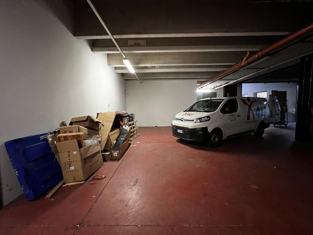 Bolzano industrial zone: Large storage unit with parking spaces