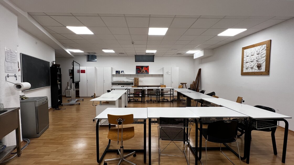 Immobile a reddito: Ampia scuola di danza al piano terra con sala seminari