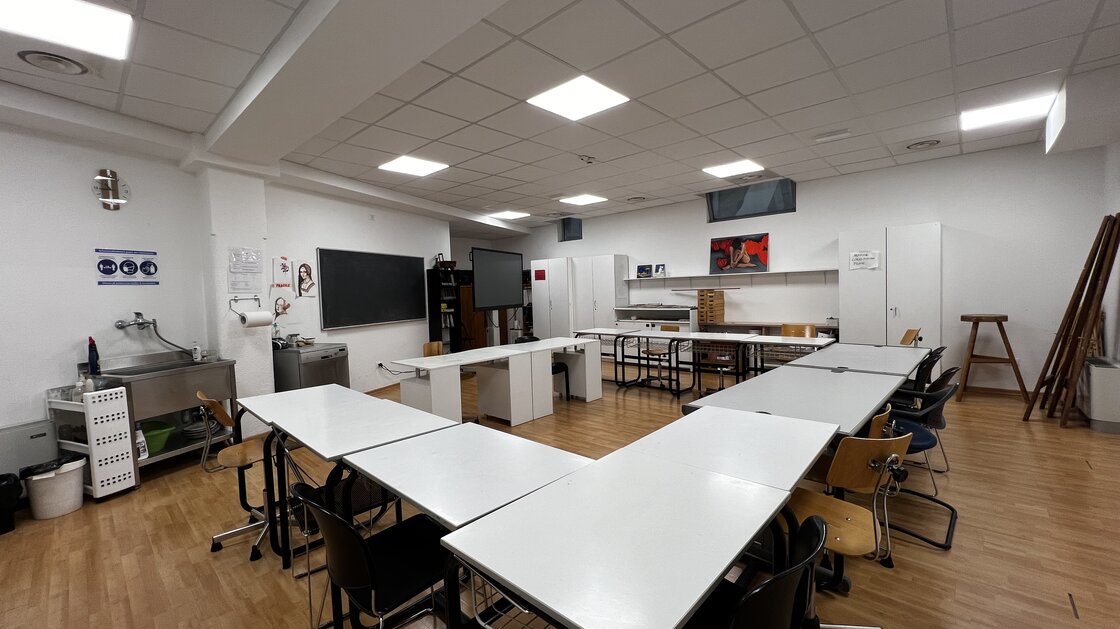Immobile a reddito: Ampia scuola di danza al piano terra con sala seminari