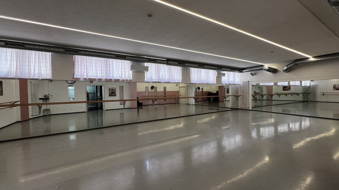Immobile a reddito: Ampia scuola di danza al piano terra con sala seminari