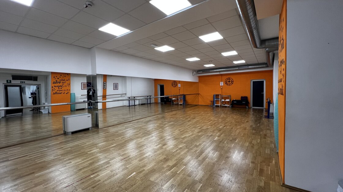 Immobile a reddito: Ampia scuola di danza al piano terra con sala seminari
