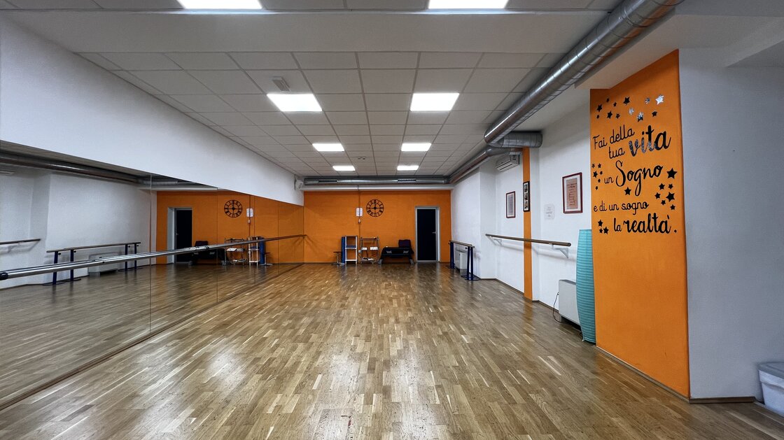 Immobile a reddito: Ampia scuola di danza al piano terra con sala seminari