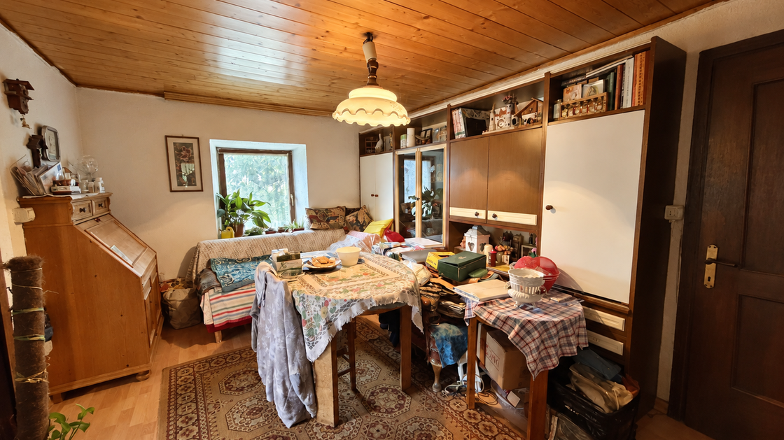 Detached two-family house requiring renovation in an idyllic location in Afers