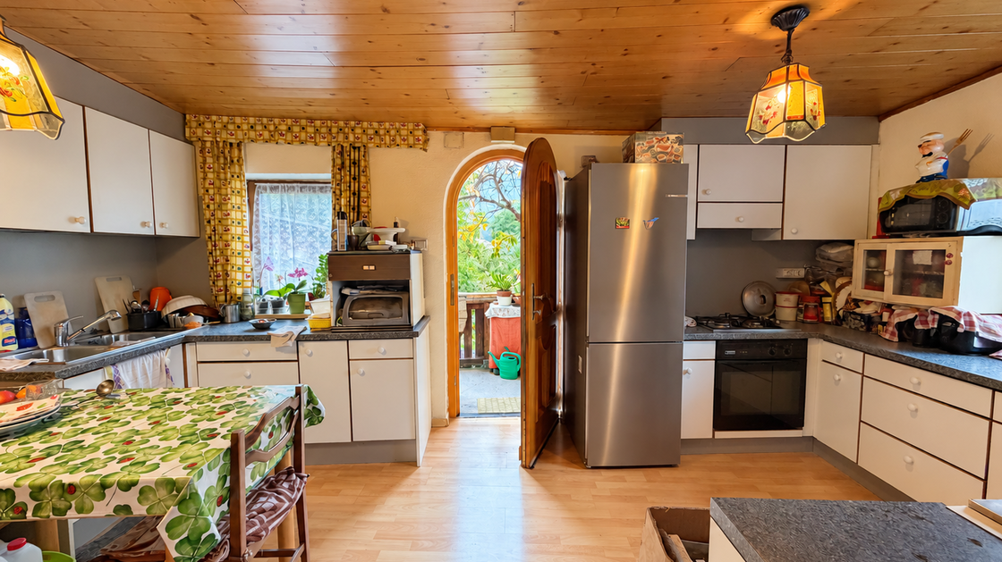 Detached two-family house requiring renovation in an idyllic location in Afers