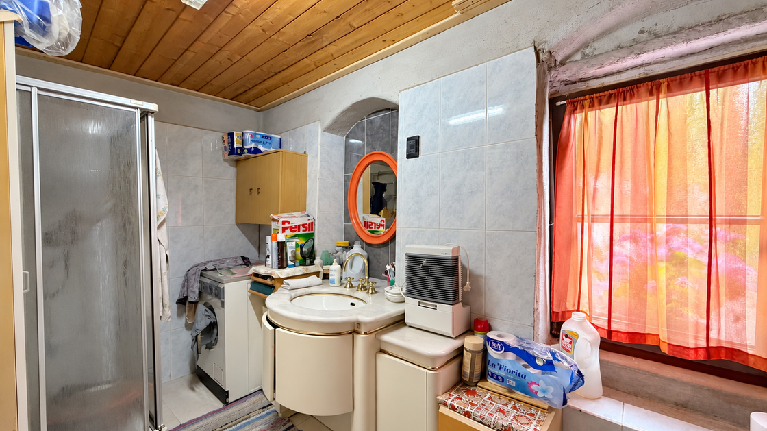 Detached two-family house requiring renovation in an idyllic location in Afers