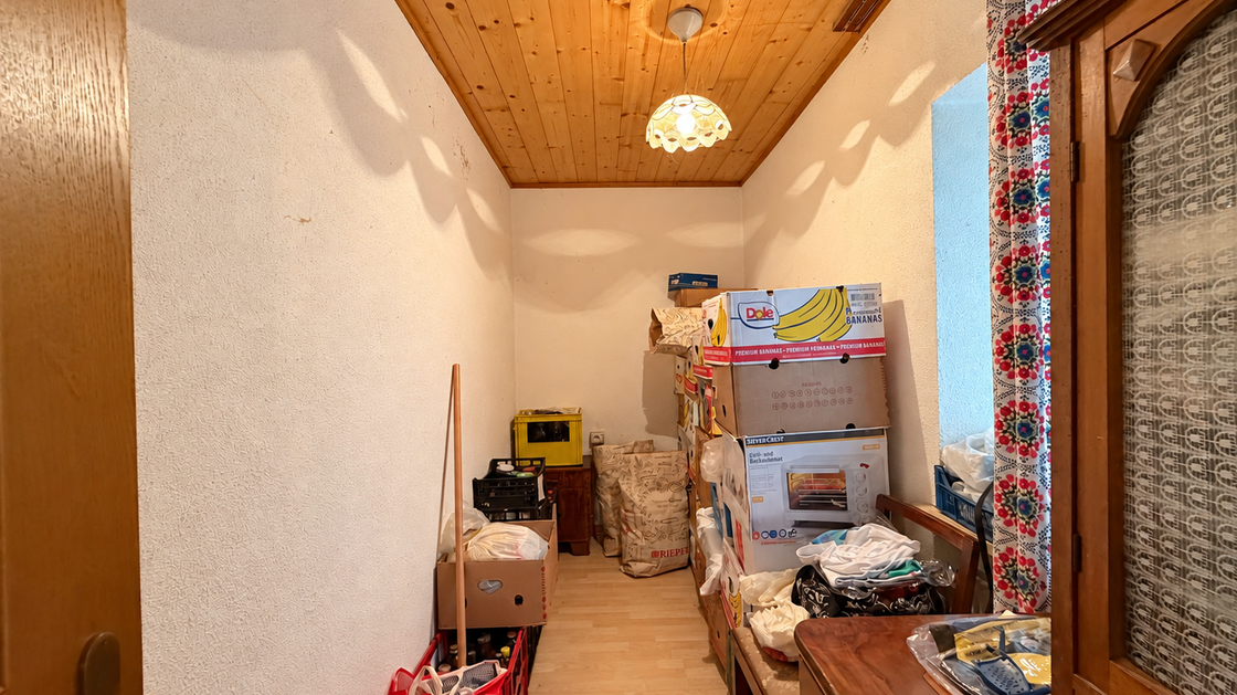 Detached two-family house requiring renovation in an idyllic location in Afers