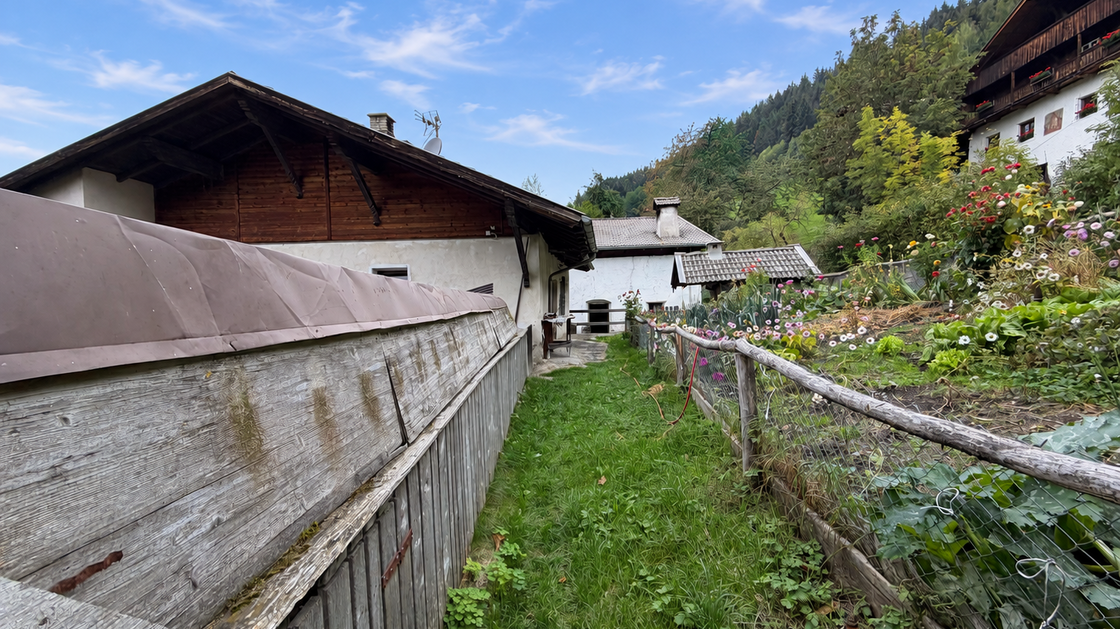 Detached two-family house requiring renovation in an idyllic location in Afers