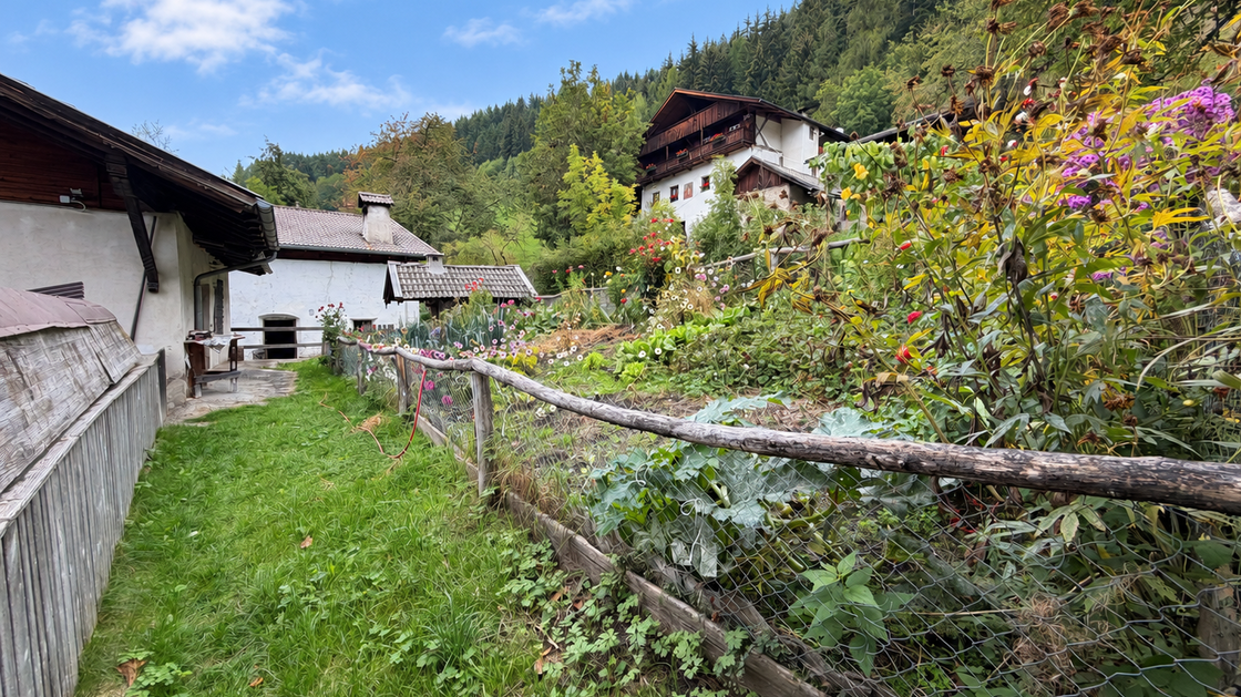 Detached two-family house requiring renovation in an idyllic location in Afers
