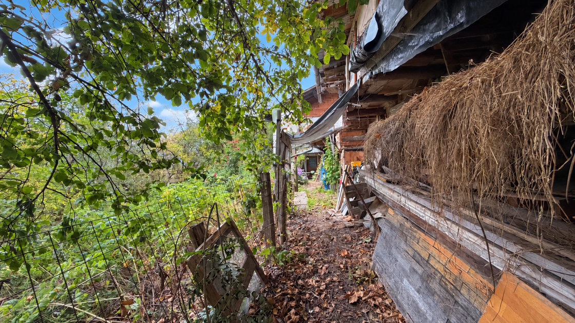 Detached two-family house requiring renovation in an idyllic location in Afers