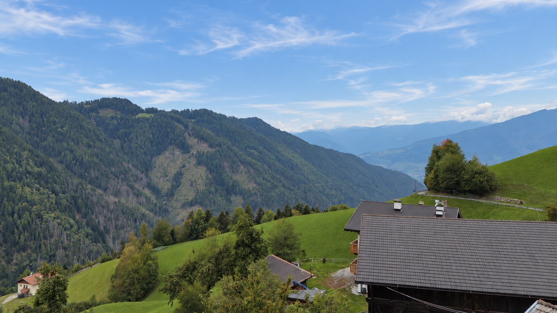Detached two-family house requiring renovation in an idyllic location in Afers