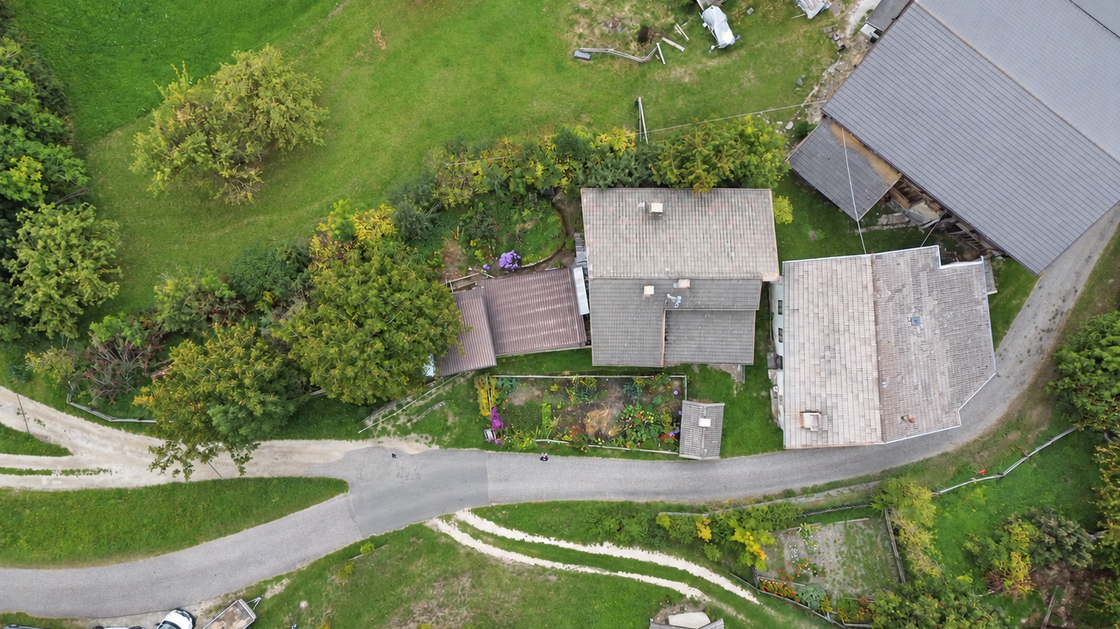 Detached two-family house requiring renovation in an idyllic location in Afers