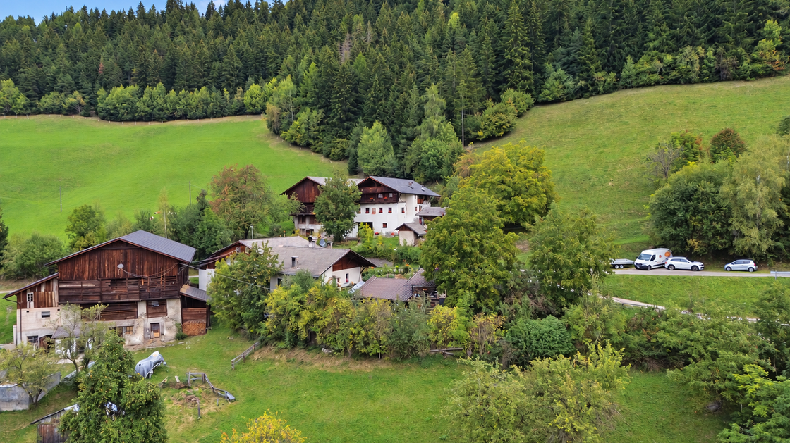 Detached two-family house requiring renovation in an idyllic location in Afers