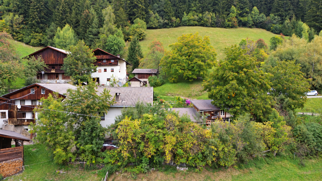 Detached two-family house requiring renovation in an idyllic location in Afers