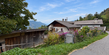 Casa bifamiliare indipendente da ristrutturare in posizione idilliaca ad Eores