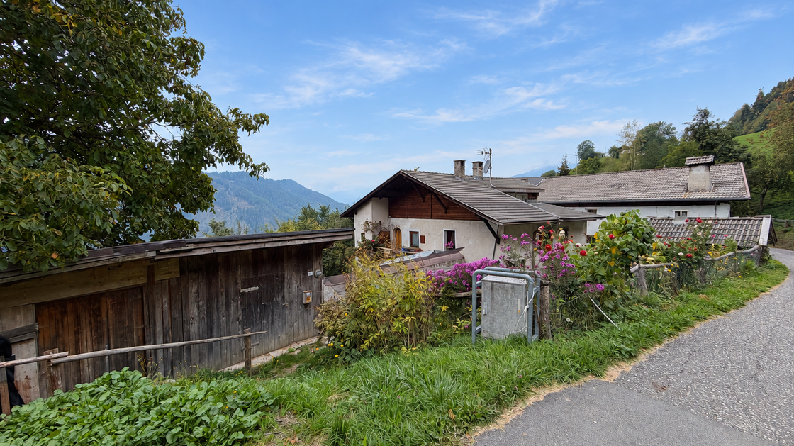 Casa bifamiliare indipendente da ristrutturare in posizione idilliaca ad Eores