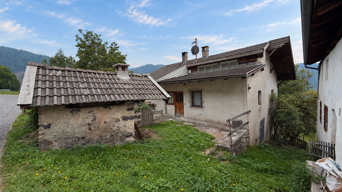Casa bifamiliare indipendente da ristrutturare in posizione idilliaca ad Eores