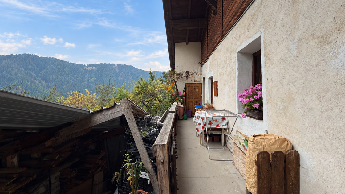 Casa bifamiliare indipendente da ristrutturare in posizione idilliaca ad Eores