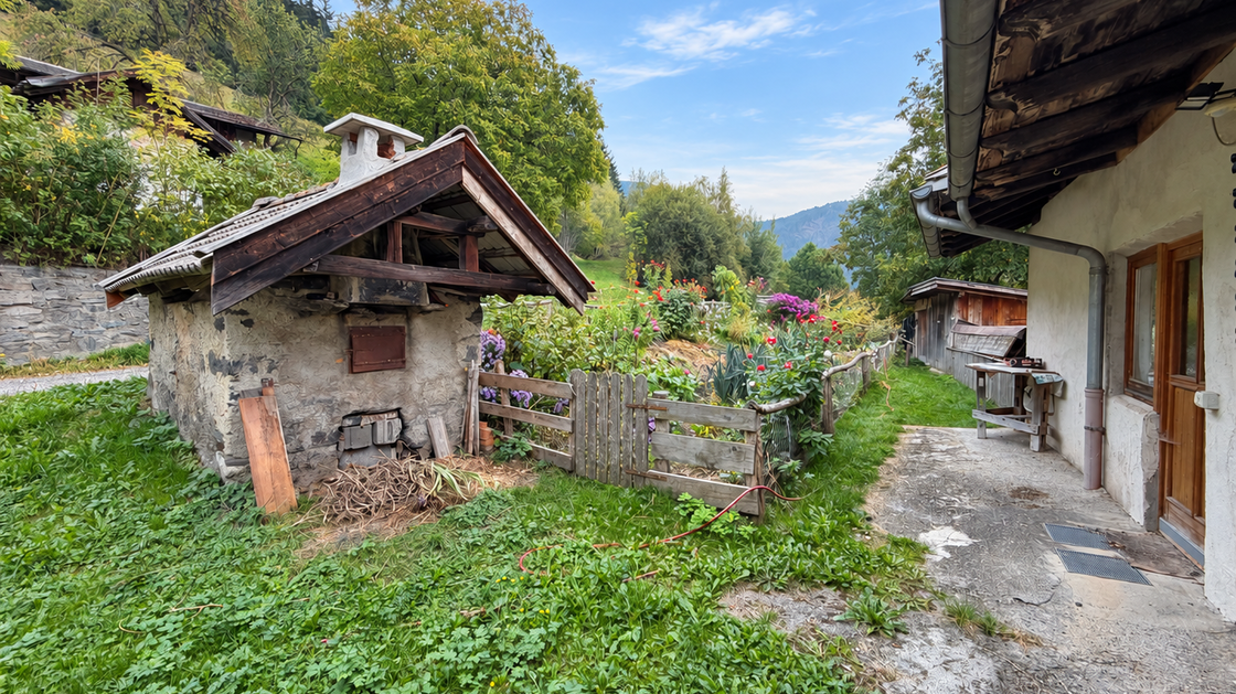 Casa bifamiliare indipendente da ristrutturare in posizione idilliaca ad Eores