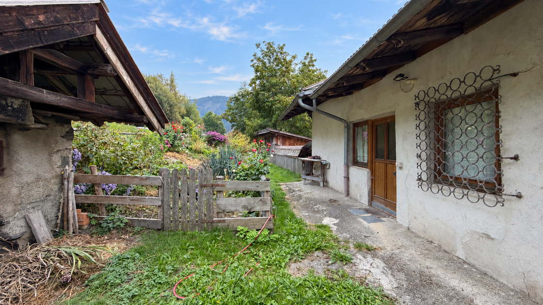 Casa bifamiliare indipendente da ristrutturare in posizione idilliaca ad Eores