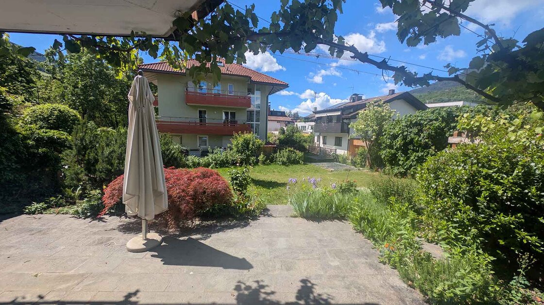 Nacktes Eigentum: Wunderschönes Wohnhaus mit Privatgarten