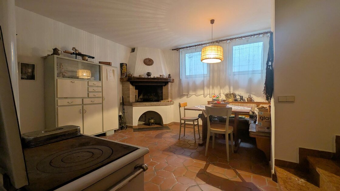 Nacktes Eigentum: Wunderschönes Wohnhaus mit Privatgarten
