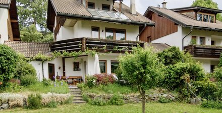 Nacktes Eigentum: Wunderschönes Wohnhaus mit Privatgarten