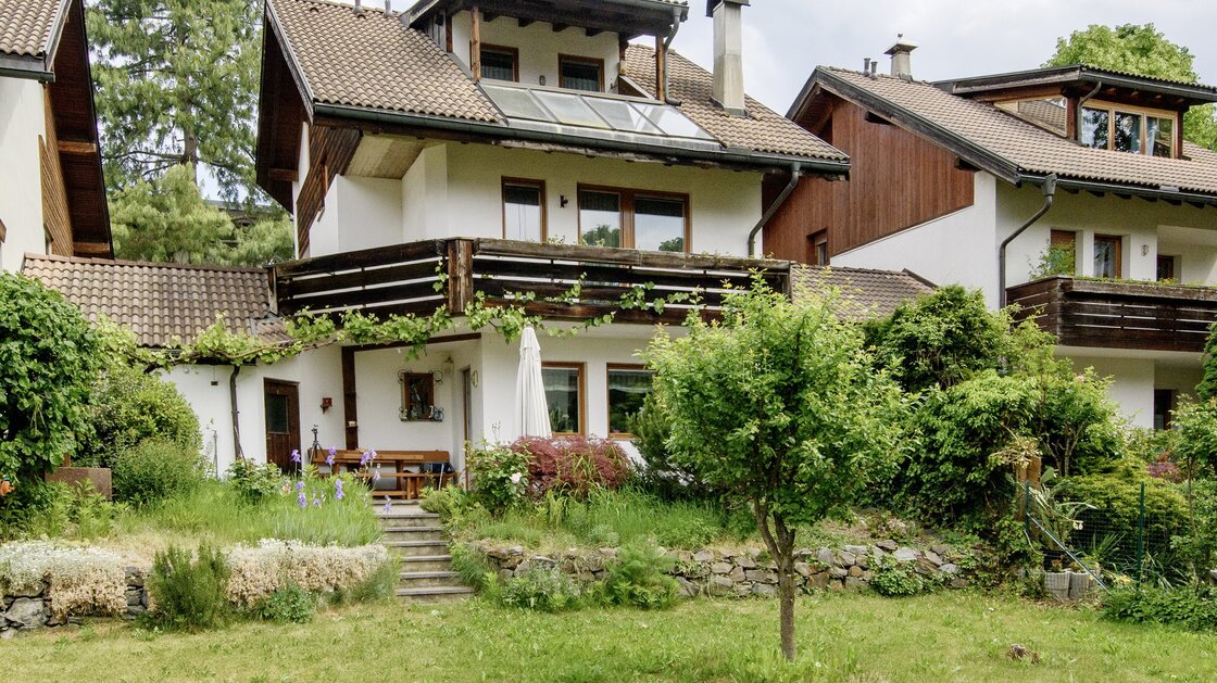 Nacktes Eigentum: Wunderschönes Wohnhaus mit Privatgarten