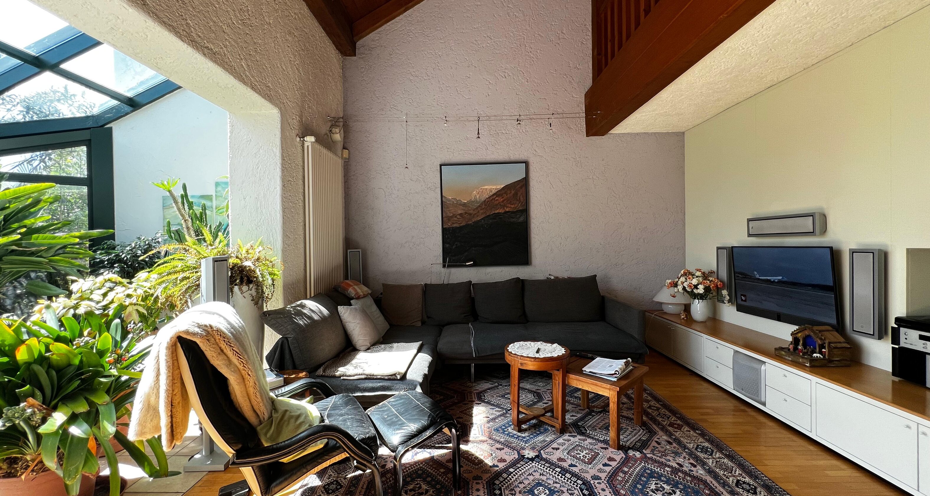Casa unifamiliare con splendido giardino curato in zona tranquilla