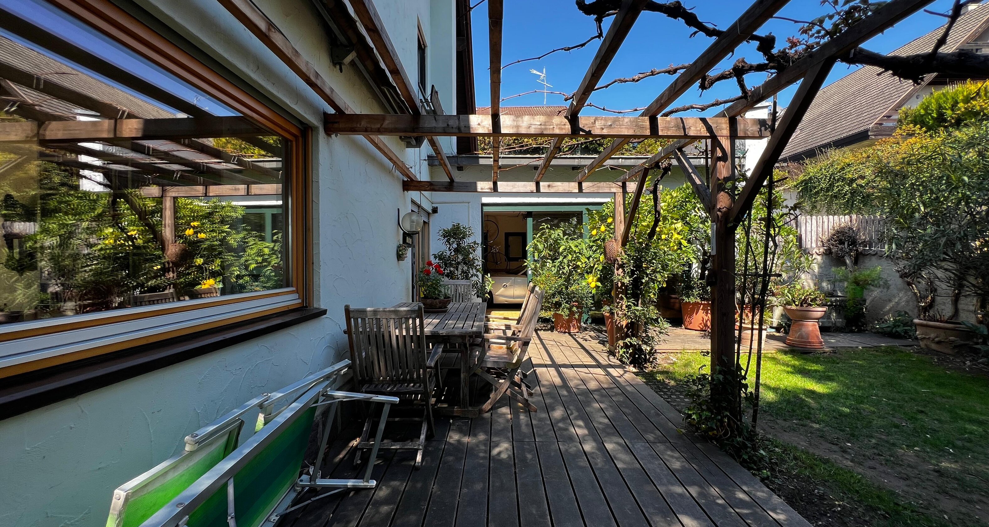 Casa unifamiliare con splendido giardino curato in zona tranquilla