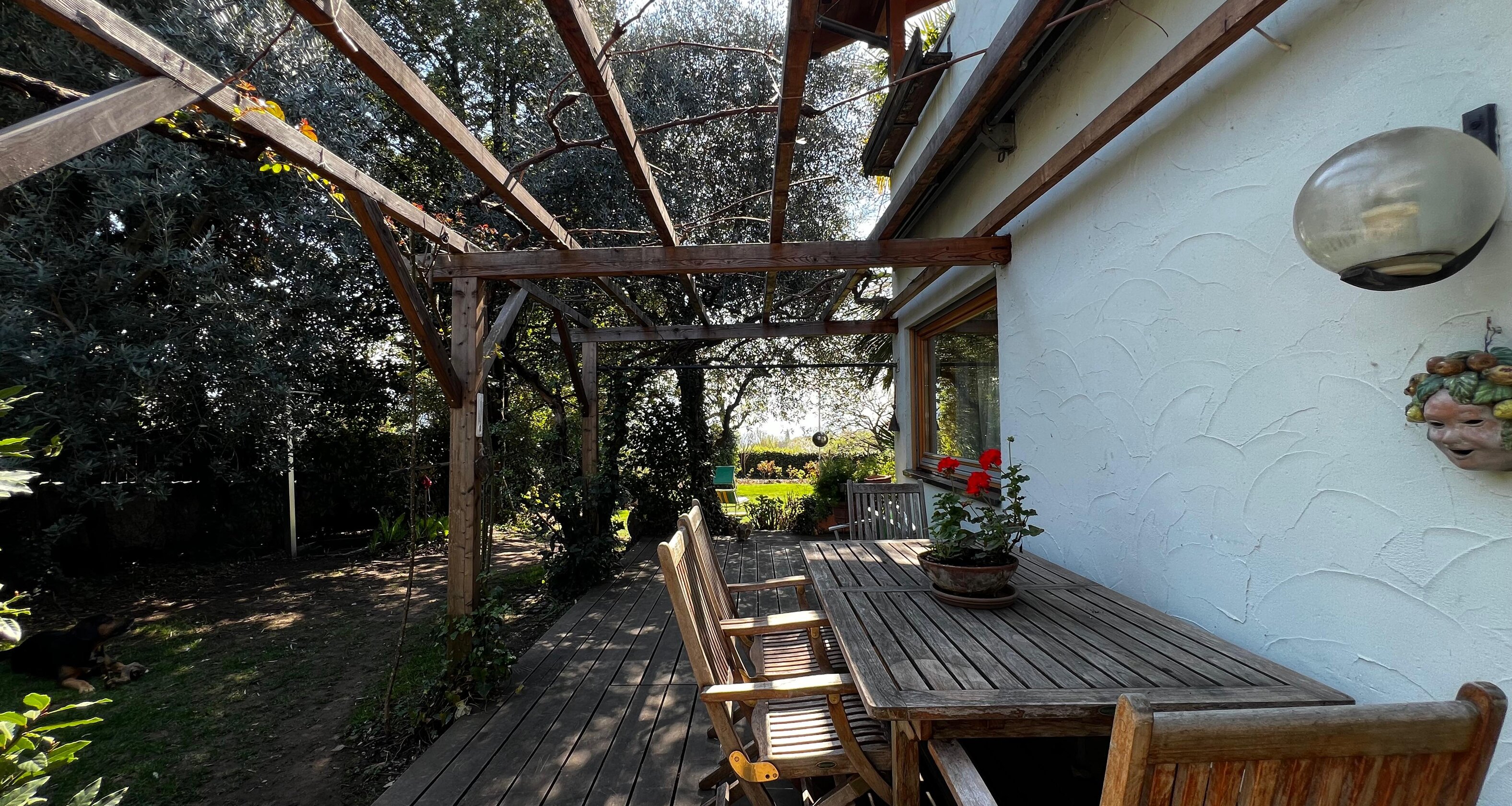 Casa unifamiliare con splendido giardino curato in zona tranquilla