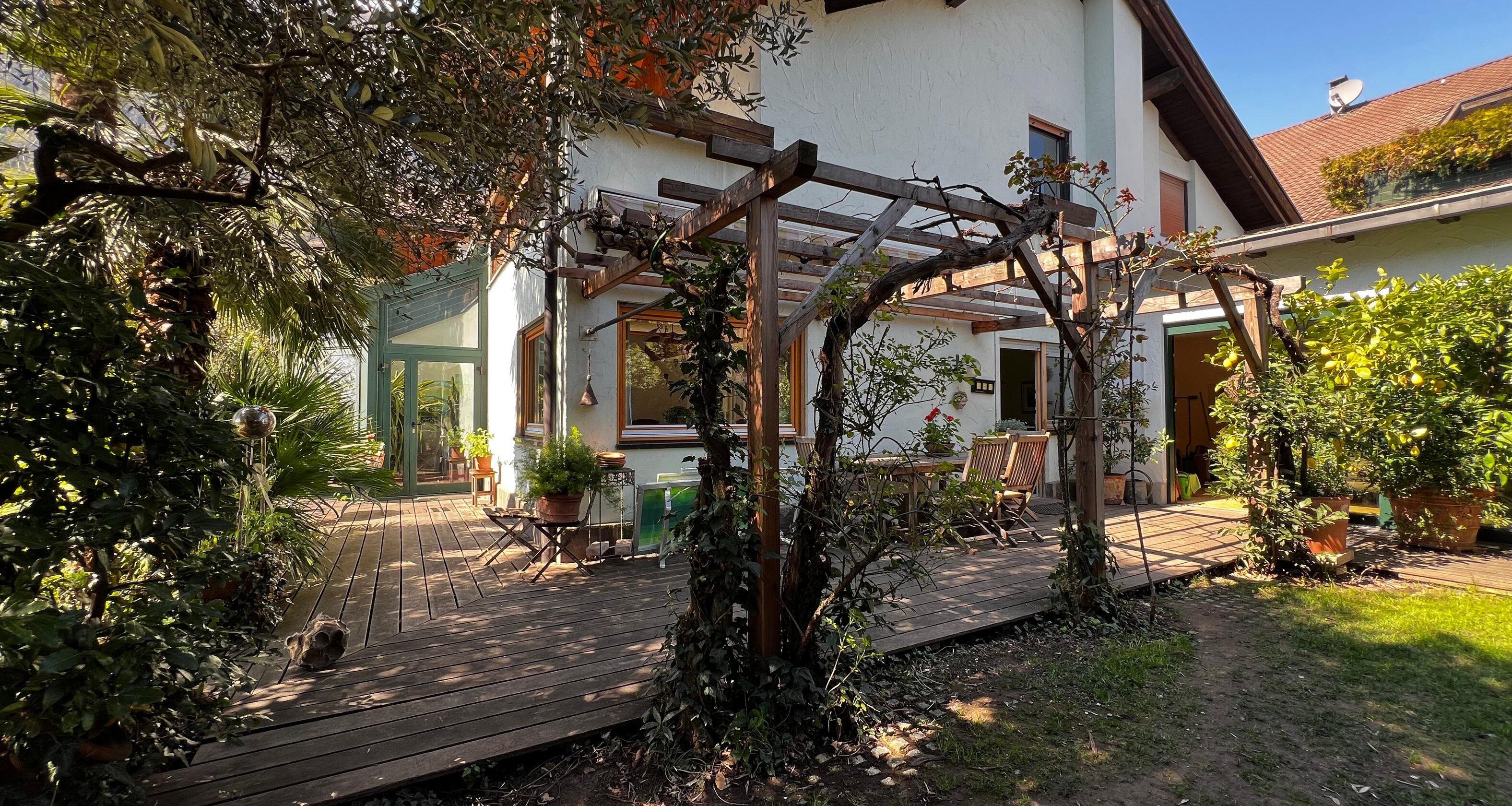 Casa unifamiliare con splendido giardino curato in zona tranquilla